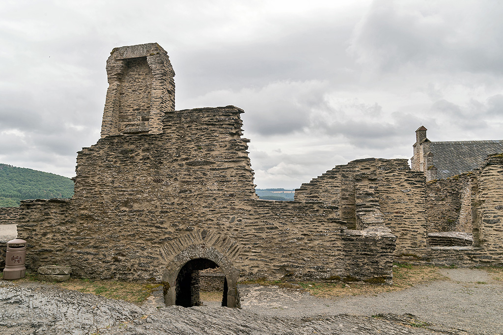 Zerstörte Mauern Castle Bourscheid