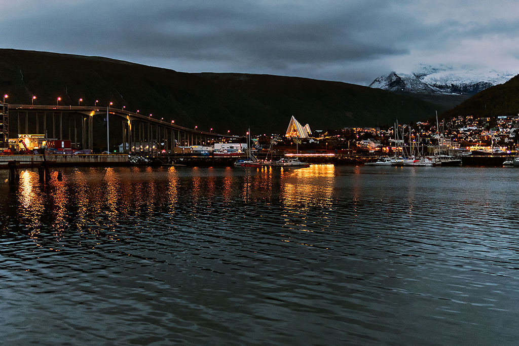 Tromsø am Abend mit Blick auf die Eismeerkathedrale