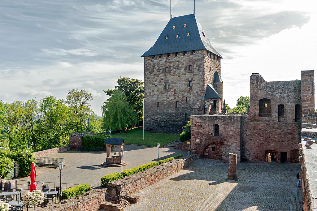 Blick zum Palas von Burg Nideggen