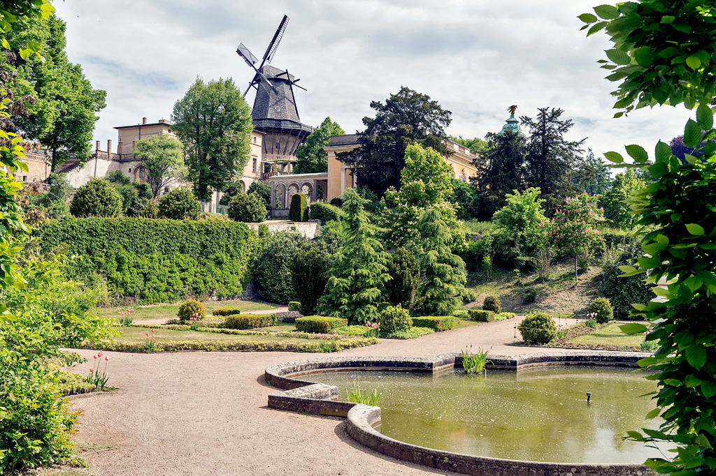 Blick vom Schlossgarten zur historischen Mühle