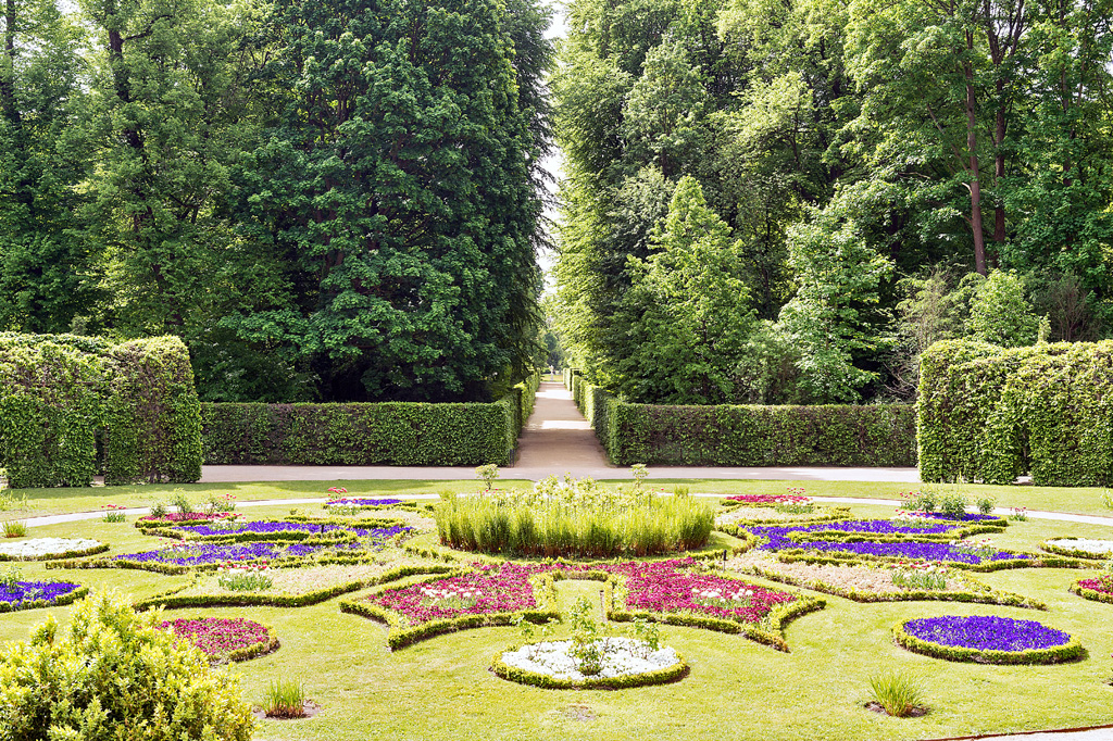 Gepflegter Garten im Park von Schloss Sanssouci
