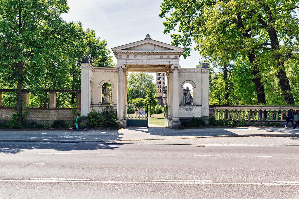 Eingang zum Park der Friedenskirche