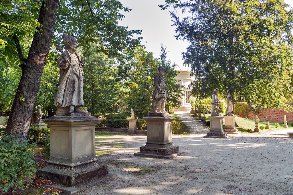 Figurengruppe im Tempelgarten
