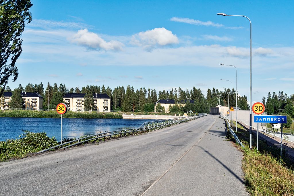 Damm über dem Kraftwerk