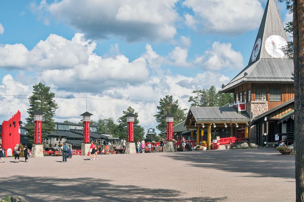 Großer Platz im Weihnachtsmanndorf