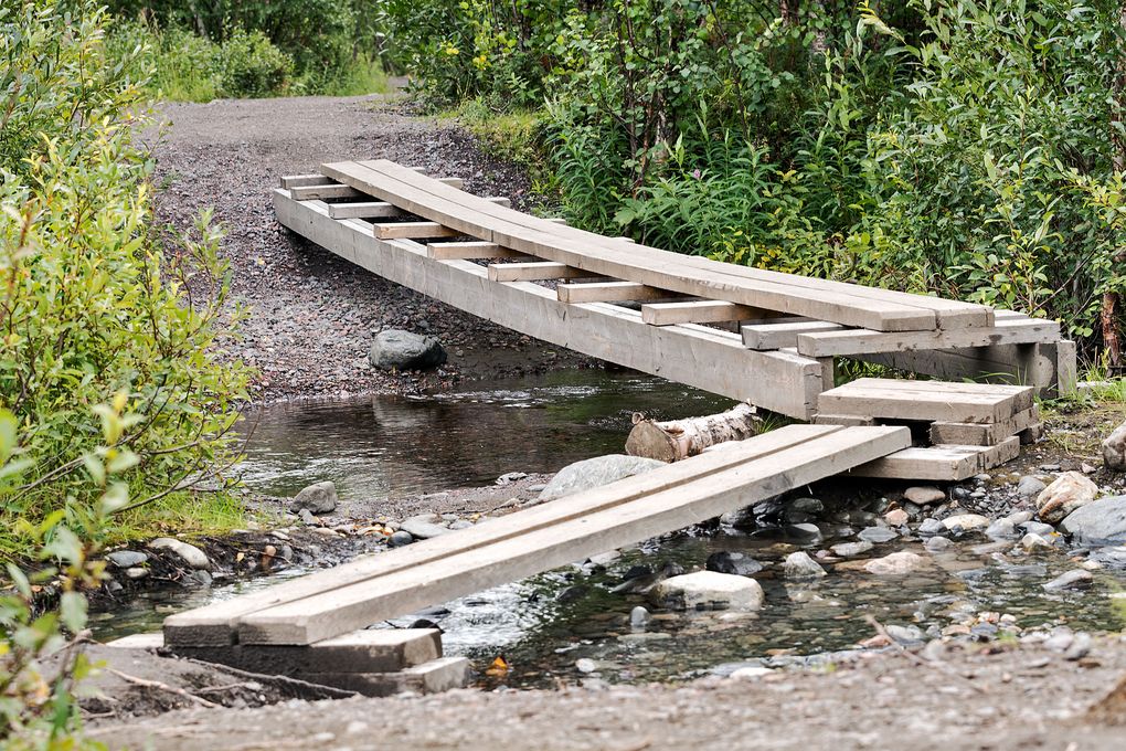 Manchmal gibt es auch Holzstege für die Wanderer