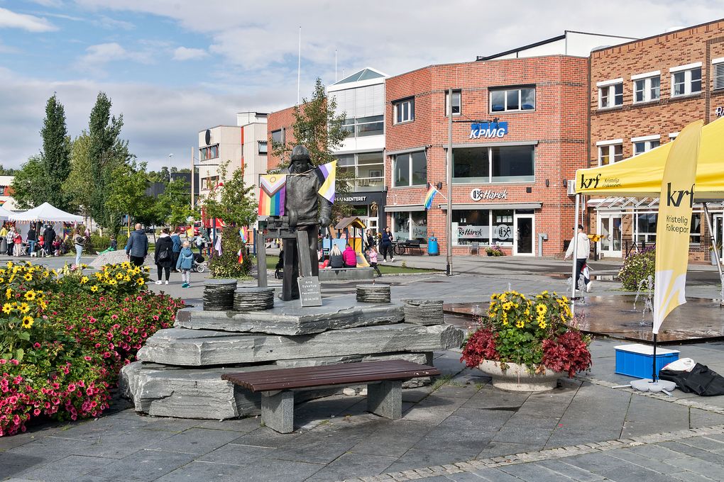 Centralplatz Alta mit Denkmal für die Schieferarbeiter