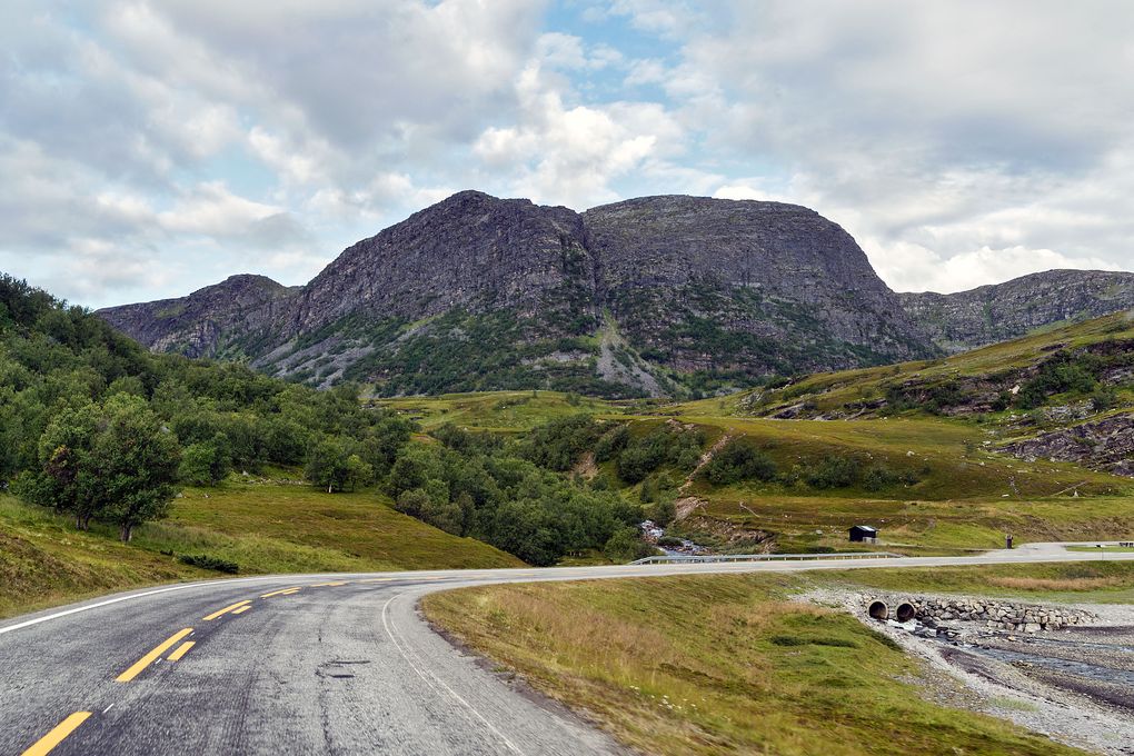 Schroffe Felsen an der Straße