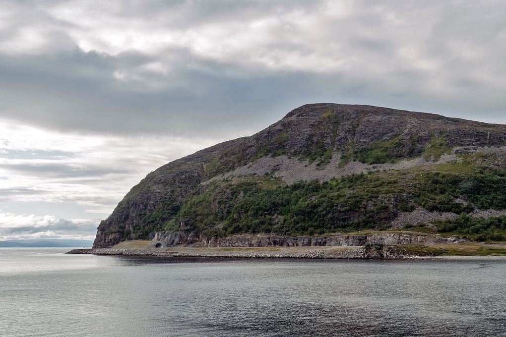 Die Straße geht rund um diesen Felsen