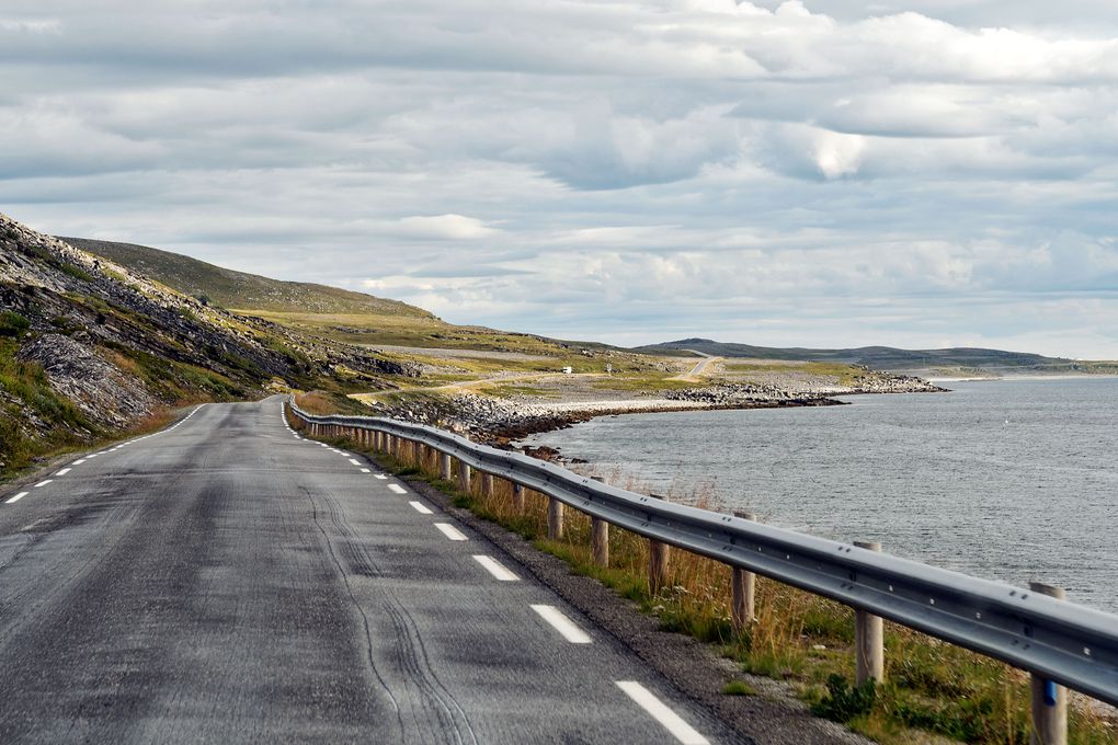 Straße zwischen Stein und Wasser
