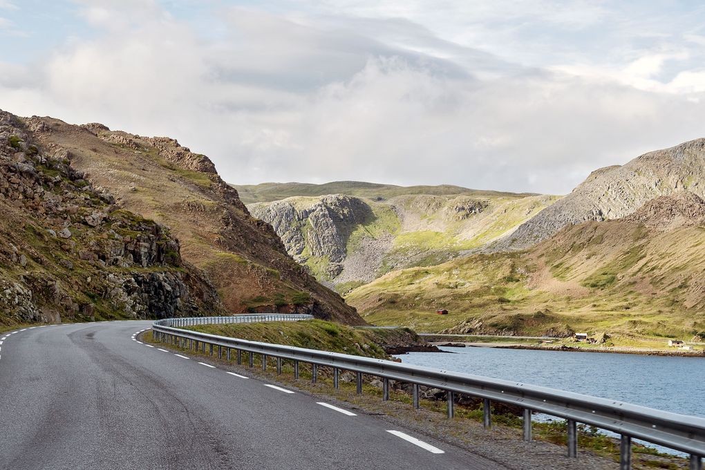 Schroffe Felsen am Fjord