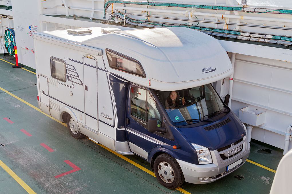 So steht man auf der Fähre