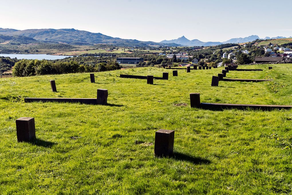 Markierte Pfostenlöcher des echten Langhauses