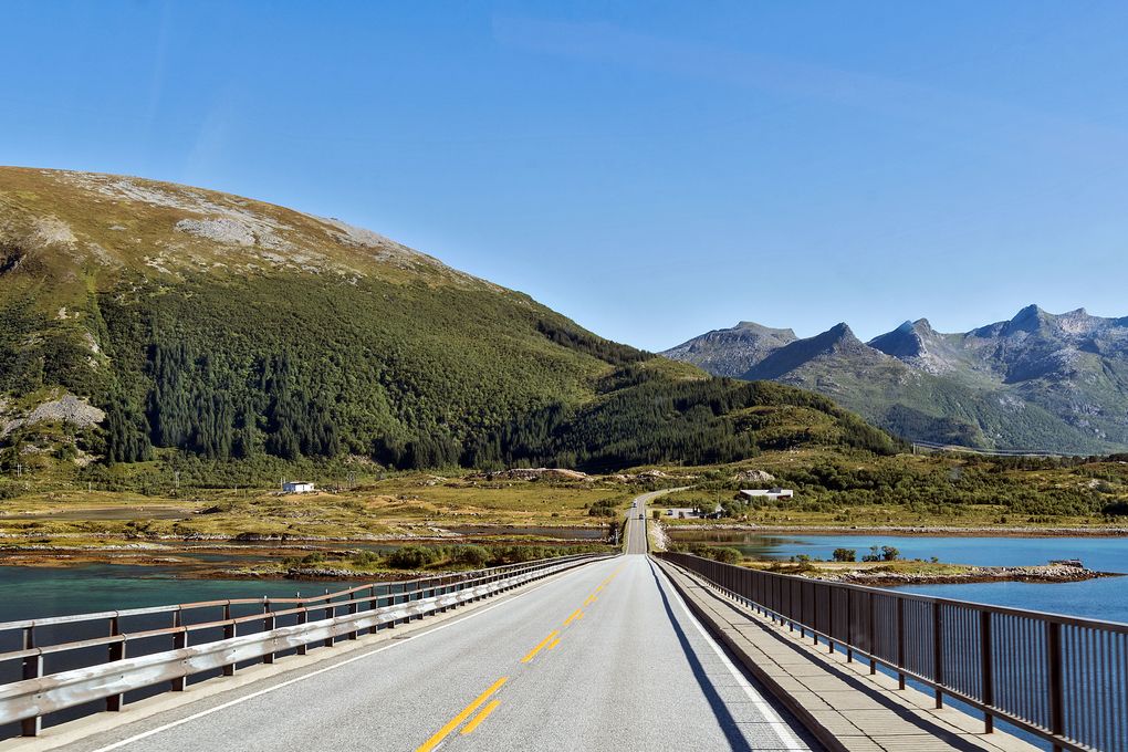 Immer wieder kleine Brücken über kleine Fjorde