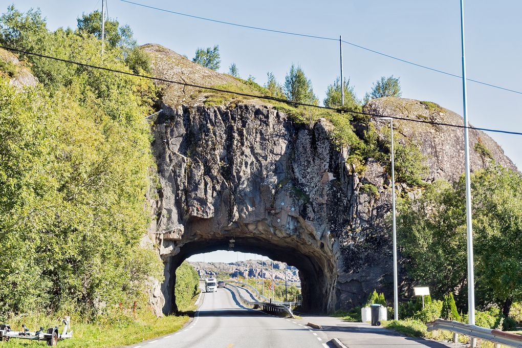 Einfach mal durch den Fels