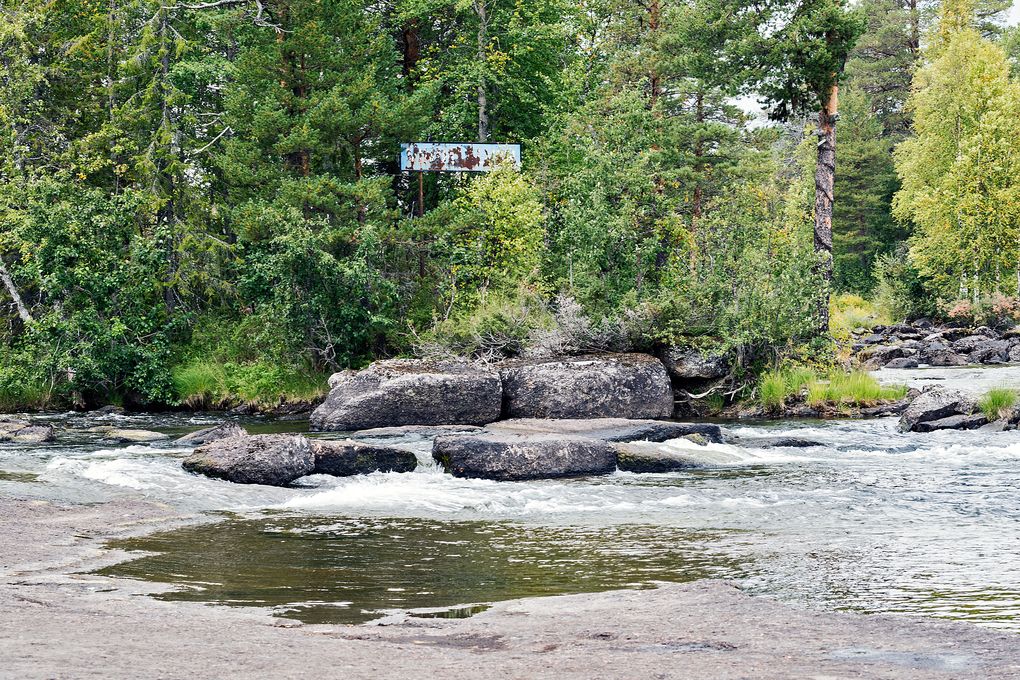 Sandseleforsen mit flachen Felsen