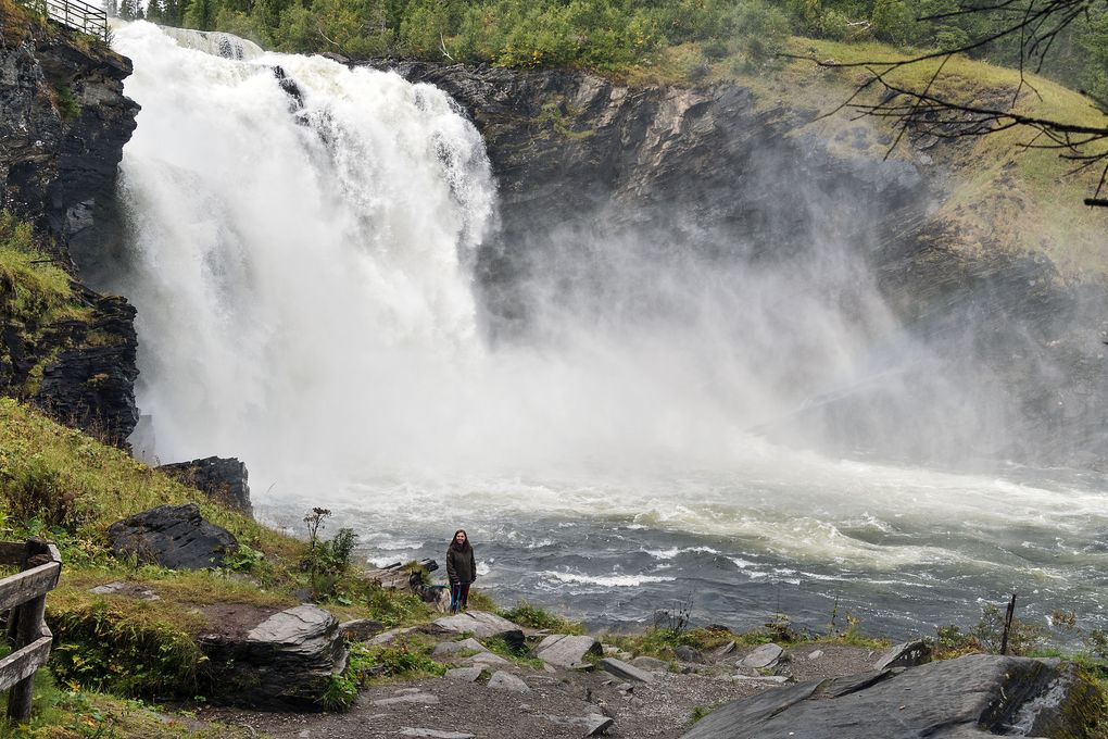 Man ist ganz klein vorm Tännforsen