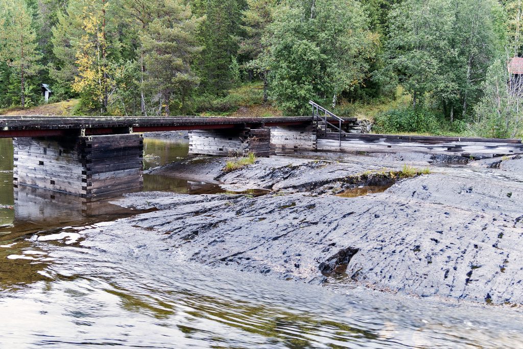 Die Brücke über den Fluss